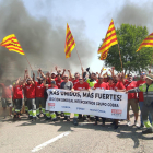 La plantilla va aixecar una barricada davant la seu de Cobra Vinci a Lleida el primer dia de vaga.