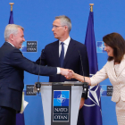 Els ministres d’Exteriors de Finlàndia, Pekka Haavisto, i de Suècia, Ann Linde, es donen la mà.