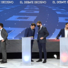 Los candidatos de Cs, PP y PSOE a la presidencia de la Junta, junto a sus asesores en un debate electoral.