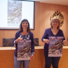 La alcaldesa, Alba Pijuan, y la concejala Núria Robert con el cartel.