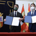 García-Gallardo i Mañueco mostren el pacte de governabilitat.