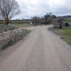 El camino que da acceso al pozo medieval de Madern.