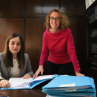 Magrí, sentada, con la teniente de alcaldía, Anna Belló.