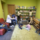 Nens refugiats ahir a la biblioteca de Guissona.