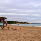 Socorristes fent tasques de vigilància a la platja de l'Arrabassada de Tarragona en el primer cap de setmana de servei.