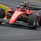 El Ferrari de Carlos Sainz, durant l’entrenament d’ahir.