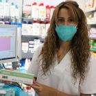 Una treballadora de la farmàcia Garrós de Lleida mostra un test d’antígens.