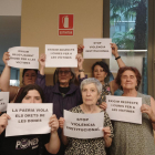 Integrants del Grup de Dones de Lleida, ahir amb cartells.
