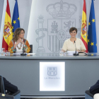 La vicepresidenta tercera i ministra per a la Transició Ecològica i el Repte Demogràfic, Teresa Ribera, i la portaveu del Govern espanyol, Isabel Rodríguez, en una roda de premsa posterior a una reunió del Consell de Ministres.