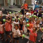 Los niños y niñas enseñaban sus fiambreras en forma de manzana tras finalizar la actuación del grupo La Cremallera en Soses.