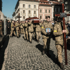Soldats ucraïnesos porten fèretres dels seus camarades morts en un funeral a Lviv.