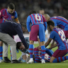 Eric Garcia, junto a otros compañeros y el céltico Iago Aspas, atienden a Araujo el pasado martes.