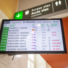 Pantalla en Lleida informando de dos trenes suspendidos. 
