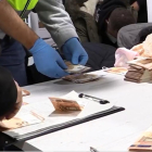 Els agents van trobar bitllets falsos de 50 i 20 euros.
