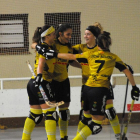 Las jugadoras del Vila-sana se abrazan tras el primero de los tres goles que marcó Julieta, los primeros de la argentina con el equipo.