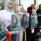 Palestinos se concentraron ayer en Hebrón con imágenes de la periodista Shireen Abu Akleh.