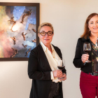 Maria Guinovart y Mireia Torres, en la bodega Jean Leon ante el cuadro ‘Els ceps i la nit’ de Guinovart.