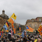 La manifestación convocada por la ANC frente al Parlament congregó a unas 800 personas.