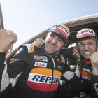 Isidre Esteve, després d’acabar el Dakar, amb el seu copilot, Txema Villalobos.