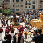 La imatge de Sant Anastasi, a coll dels Castellers de Lleida, arribant a la plaça Sant Joan per a l’ofrena floral.