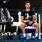 Novak Djokovic, durant un entrenament a les pistes de Melbourne.