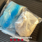 Las bolsas de cocaína localizadas por los Mossos bajo el asiento de un vehículo en un control en la LL-12.