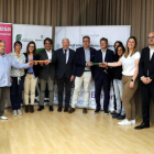 Els presidents de la Diputació de Lleida, Joan Talarn, i de Cecot, Antoni Abad, amb altres autoritats i empresaris que han agafat un negoci o que l'han traspassat amb el suport de Reempresa