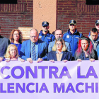 Veïns i autoritats municipals van fer ahir cinc minuts de silenci a Móstoles.