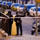 Un home atrinxerat en un pis de Barcelona després de disparar dos persones