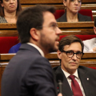 El líder del PSC, Salvador Illa, observa al president del Govern, Pere Aragonès, en el Parlament .