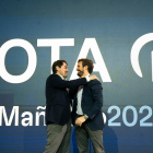 El presidente en funciones de Castilla y León Mañueco y Pablo Casado se abrazan en un acto de campaña.