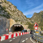 El túnel cortado y los vehículos circulan por la antigua carretera. 