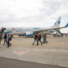 Los pasajeros procedentes de Gotemburgo, bajando del avión tras aterrizar en Alguaire.