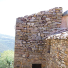 La Torre del Carlà, actualmente con casas a su alrededor.