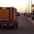 Un camió de Bombers al polígon industrial de Constantí durant l'activació de l'emergència del Paseqta per foc en una fàbrica de sofre.