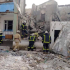 Els equips d'emergències d'Ucraïna treballen en un edifici bombardejat a la regió de Khàrkiv