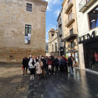Turistas en una visita guiada en Lleida.