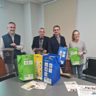 El president del Consell Comarcal del Pla d'Urgell, Rafel Panadés, amb altres responsables comarcals i una representant de la consultora Arum, SA, durant la presentació de la campanya per incrementar el reciclatge.