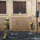 Els Bombers sufoquen tres incendis simultanis de contenidors