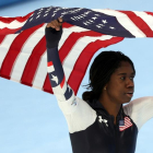 Erin Jackson celebra su histórica medalla de oro.