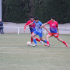 Un jugador del Artesa de Lleida, perseguido por dos del Torrefarrera.