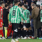 De Burgos Bengoetxea manda a vestuarios a los jugadores después del impacto de la barra en Jordán.