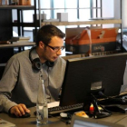 Un autónomo consulta datos en el ordenador de su empresa.