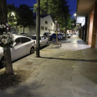 La familia de la víctima depositó flores ayer en el lugar del crimen. 