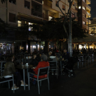 Terrazas de la plaza Ricard Viñes de Lleida completamente a oscuras para protestar por el aumento de los precios de la energía. 