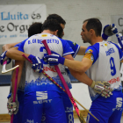 Els jugadors del Finques Prats Lleida s’abracen després d’un dels gols aconseguits ahir a la pista del Voltregà.