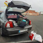 La ropa y productos falsificados localizados por la Guardia Civil en un vehículo aparcado cerca de' donde se celebra el mercado semanal de Torrefarrera.