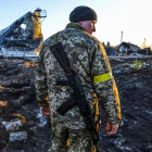 Un soldat ucraïnès davant de les ruïnes d’una zona assetjada per les tropes russes.