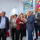 La consellera de Cultura, Natàlia Garriga, escucha explicaciones sobre las mejoras de la remodelación de la biblioteca de Bellcaire d'Urgell