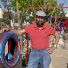 Juan Roig posa al costat d’un de les instal·lacions que té al pati de casa seua, a Ciutat Jardí.